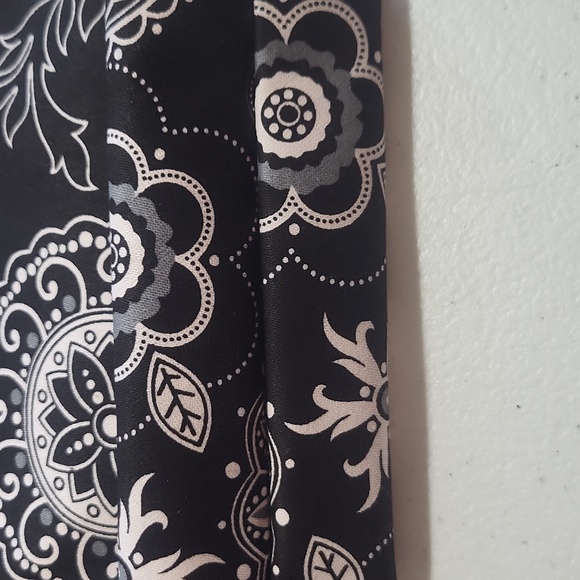 THIRTY-ONE Black White Floral Plastic Lined Zippered Pouch - Picture 3 of 11